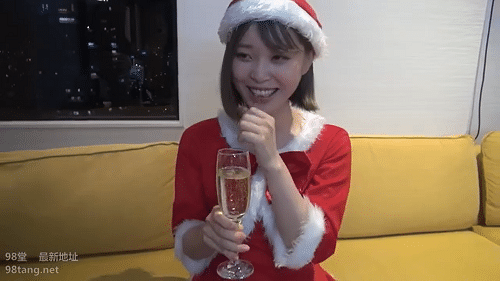 Cô gái vui mừng đón người yêu về nhà